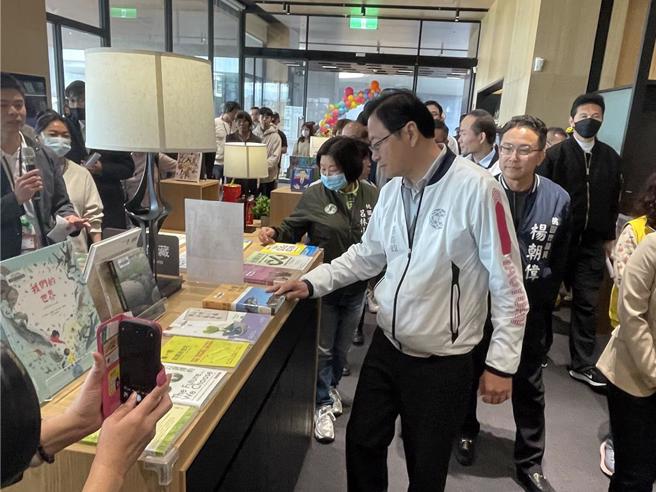 张善政今天中午出席市政行程，下午开车载妻子时，却不慎在国道发生车祸。（赖佑维摄）