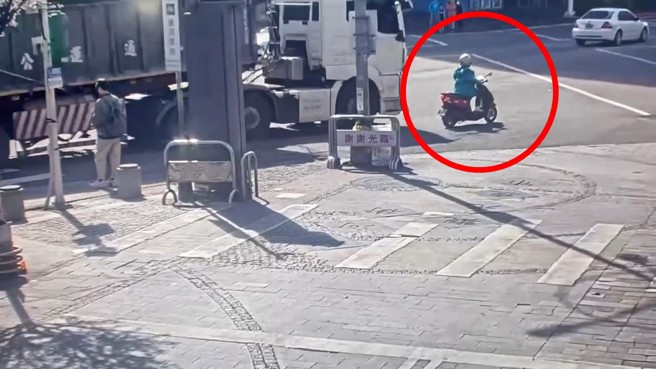 台北市松山区下午发生一起死亡车祸，女骑士遭砂石车辗过，当场死亡。（翻摄画面）