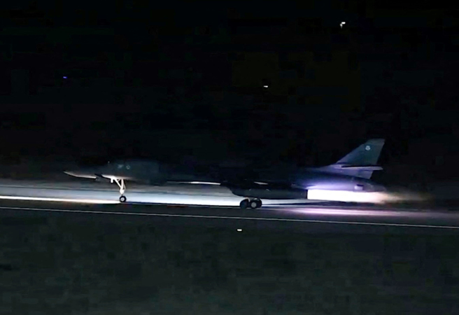 美國戰機2日從不明地點起飛，準備空襲伊拉克和敘利亞境內的親伊朗民兵組織目標。（路透）