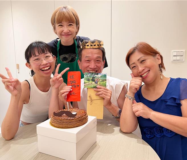 Lulu（左二）很孝顺爸妈，准备带他们去泰国过年。（翻摄Lulu脸书）