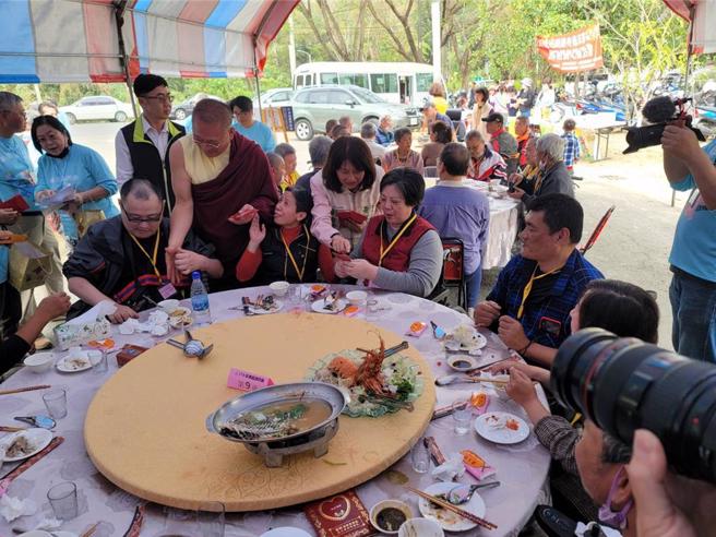 左镇噶玛噶居寺农历年前举办「佛祖请吃饭」，千人围炉感受温情。（曹婷婷摄）