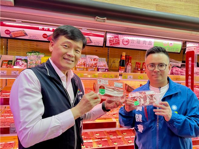 台中市卫生局长曾梓展（左）今天带队到家乐福、全联等门店稽查，现场快筛是否含莱剂，皆是阴性。（张亦惠摄）