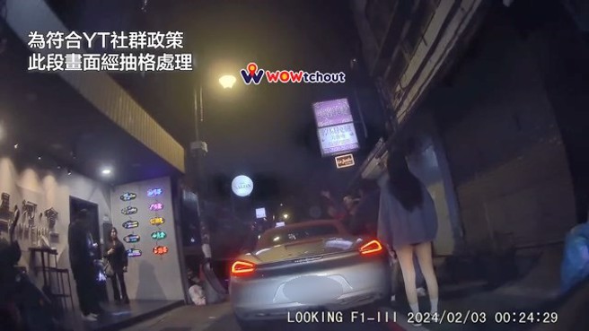 保时捷的长腿妹下车劝阻，也遭对方推挤送伤。（翻摄WoWtchout - 地图型行车影像分享平台 ）