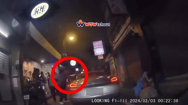 保时捷驾驶因未按了一声喇叭，经过时遭酒客拍打车顶，因此引爆衝突。（翻摄WoWtchout - 地图型行车影像分享平台 ）