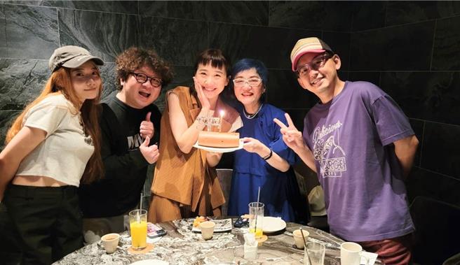 黄子佼（右）近况曝光，张小燕（右2）、Lulu（右3）回应了。（翻摄Lulu脸书）