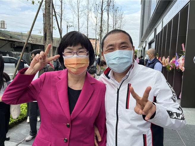 新北市社會局前局長張錦麗與新北市長侯友宜。（新北市社會局提供）