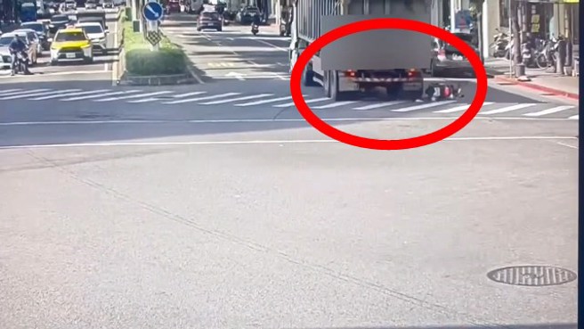 台北市松山区下午发生一起死亡车祸，女骑士遭砂石车辗过，当场死亡。（翻摄画面）