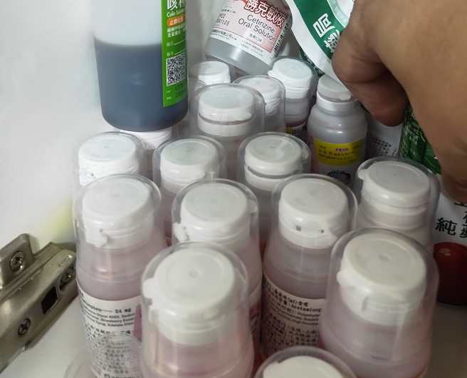 網友曬出家中被咳嗽藥水堆滿的照片，讓不少家長都有共鳴，感嘆今年秋冬小朋友真的狂感冒。（圖／翻攝自臉書「爆廢1公社」）