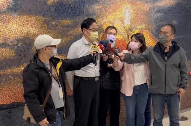 桃园市长张善政与妻子在国道出车祸，稍早在妻子送医的土城医院出面说明并感谢大家关心，表示两人应该很快就可以回家休息，致歉「惊动大家非常不好意思」。（土城医院提供）