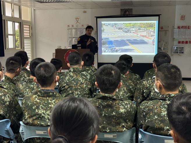 南港警分局至国军部队宣导大型车行车安全注意事项。（翻摄照片／林郁平台北传真）
