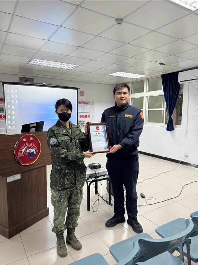 南港警分局至国军部队宣导大型车行车安全注意事项。（翻摄照片／林郁平台北传真）