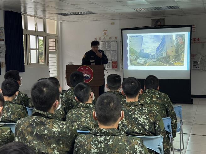 南港警分局至国军部队宣导大型车行车安全注意事项。（翻摄照片／林郁平台北传真）