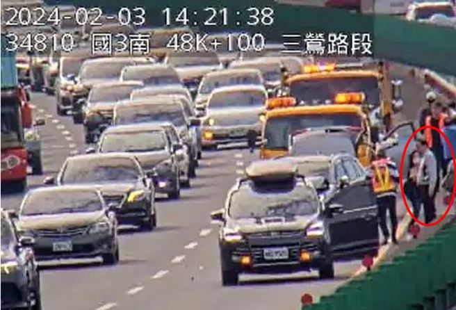 张善政载妻子返新店老家途中，于国道3号发生追撞车祸。（图／翻摄国道监视器画面）