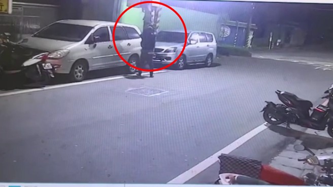 男子持漆弹枪对监视器射击。（翻摄画面）