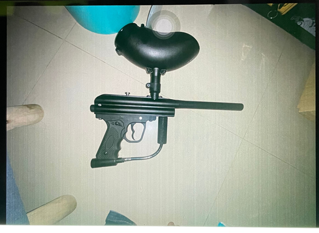 警方在男子家中搜出漆弹枪等相关证据。（翻摄画面）