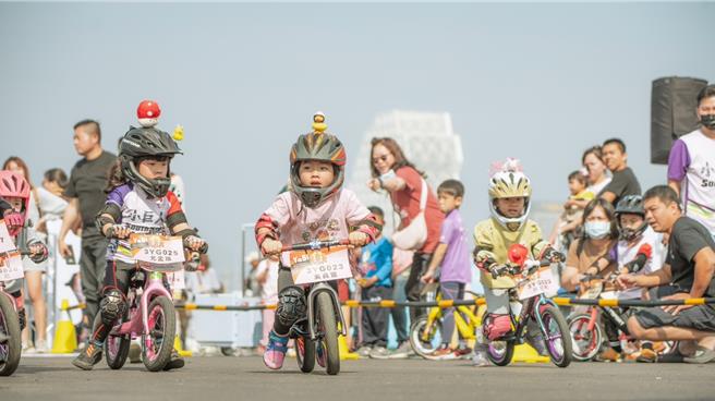 高市府運發局於3日舉辦「YaBi!2024幼兒滑步車push bike邀請賽」，共吸引300名滑步車小選手一同在首度開放的高雄旅運中心旁高雄港區18號碼頭飆速競技。（高市府運發局提供／洪浩軒高雄傳真）