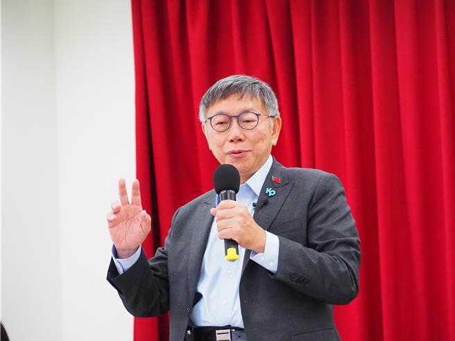 民眾党主席柯文哲3日回新竹市出席新竹小草感恩会，柯文哲表示，如果台湾选举改成有念大学才能投票，民眾党已经赢了。（陈育贤摄）