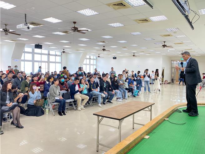 民眾党主席柯文哲3日回新竹市出席新竹小草感恩会，并听取支持者的意见与疑问。（陈育贤摄）