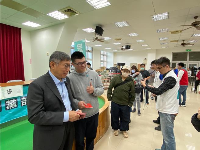 民眾党主席柯文哲3日回新竹市出席新竹小草感恩会。（陈育贤摄）