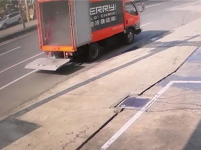 彰化市彰兴路二段１处加油站2日发生物流车加油时冒烟的惊悚事件，幸好物流人员见状立即将车辆驶出站外，迅速排除状况。（民眾提供／孙英哲彰化传真）