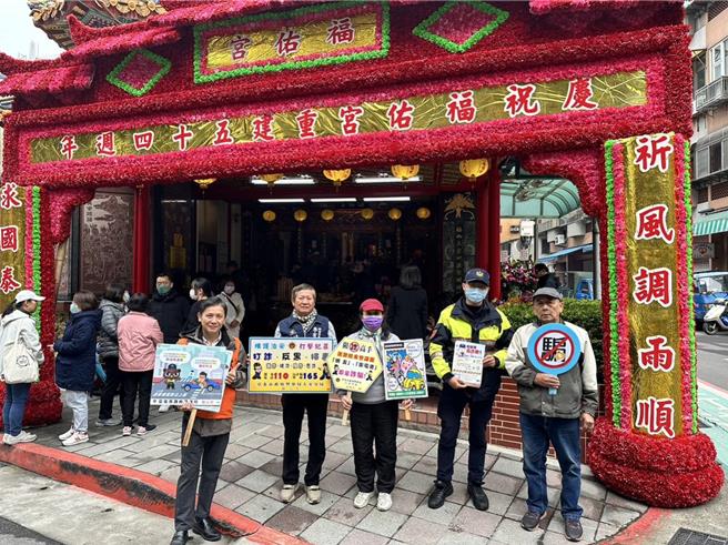 農曆新年將至，大安警方深入市場、廟宇等地宣導防詐騙。（翻攝照片／林郁平台北傳真）