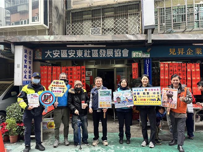 農曆新年將至，大安警方深入市場、廟宇等地宣導防詐騙。（翻攝照片／林郁平台北傳真）
