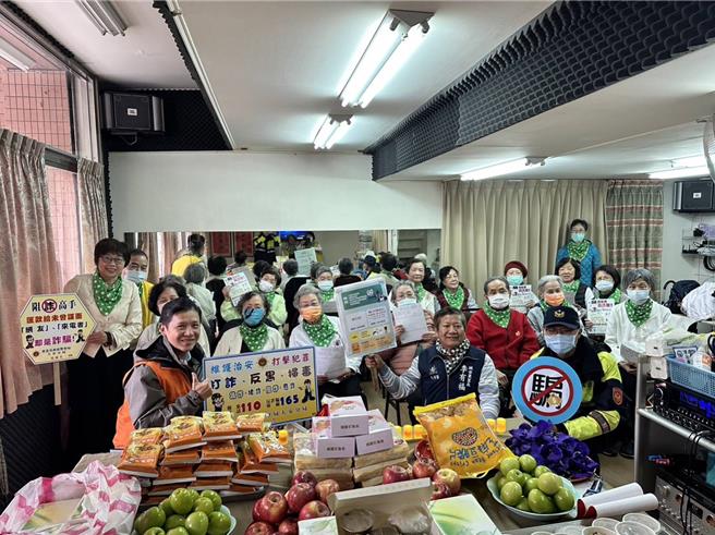 農曆新年將至，大安警方深入市場、廟宇等地宣導防詐騙。（翻攝照片／林郁平台北傳真）