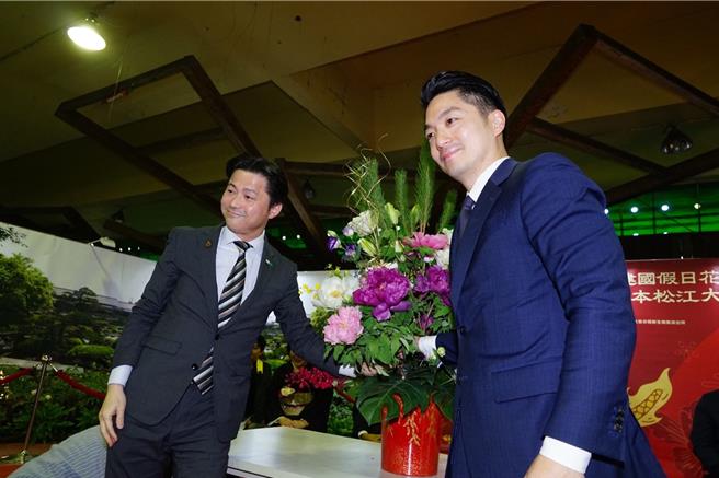 台北市长蒋万安今（3）日下午出席「建国假日花市暨日本松江大根岛牡丹展」开幕活动，日本松江市长上定昭仁、松江市议长吉金隆也一同出席为春节花市揭开序幕。(黄敬文翻摄)