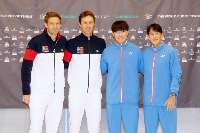 2024中法台维斯杯世界组总决赛资格赛第三点双打，中华队由许育修（右二）／庄吉生（右一）迎战法国队马俞（左一）／罗杰瓦塞林（左二）。（杜宜谙摄）