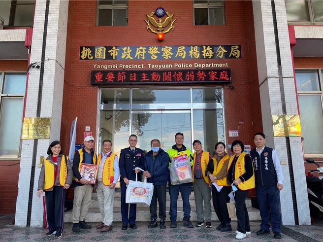 桃园市杨梅警分局3日结合世大爱心协会，举行关怀弱势春节送暖活动。（翻摄照片／蔡明亘桃园传真）