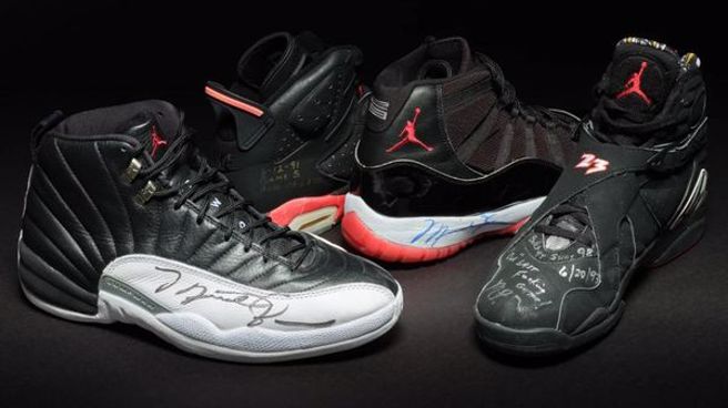 拍卖出的球鞋中，有4双带有乔丹的亲笔签名。（图／翻摄自苏富比官网） 