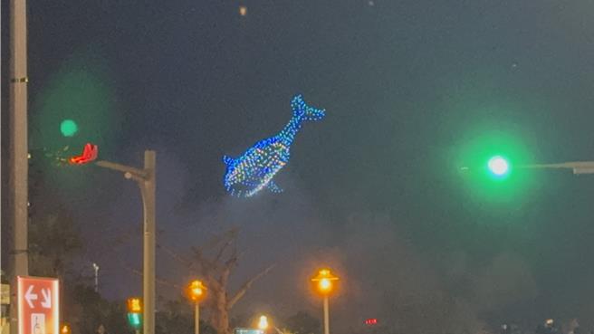 台湾灯会安平灯区今晚启灯，启灯前，无人机空中展演相当吸睛。(曹婷婷摄)