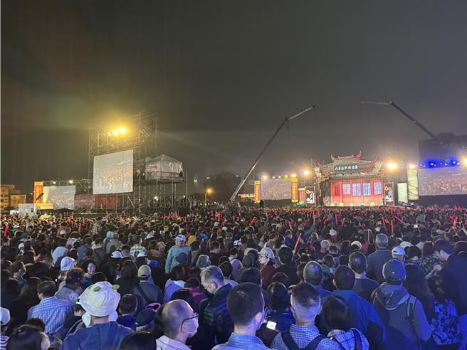 台湾灯会开幕大戏由明华园《妈祖》担纲演出，现场人山人海。(曹婷婷摄)