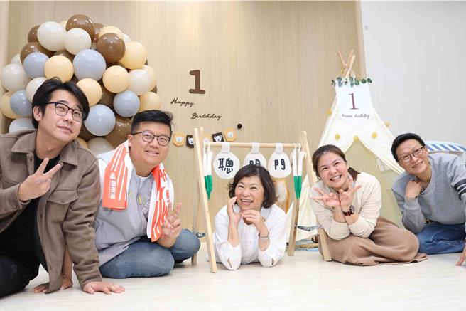 嘉义市长黄敏惠在走访拢贺市集同时，也将西市场1、2楼「迺遍遍」，体验云享文创设施。（翁紫铭提供∕吕妍庭嘉义传真）