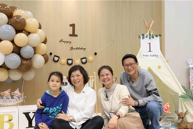 嘉义市长黄敏惠在走访拢贺市集同时，也将西市场1、2楼「迺遍遍」，体验云享文创设施。（翁紫铭提供∕吕妍庭嘉义传真）