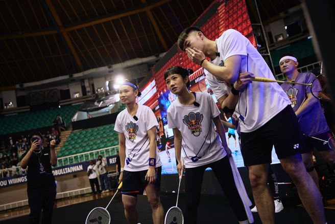 Lulu（中）跟王齐麟（右）讨论战术。（Red Bull提供）