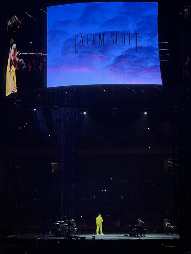 卡伦史考特担任红髮艾德演唱会暖场嘉宾，一席金黄色西装登场。（读者提供）