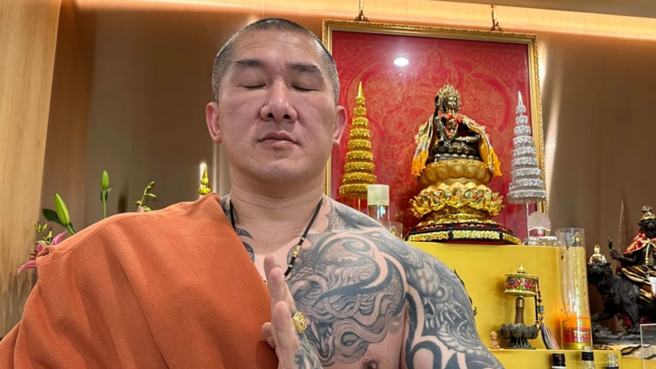 意外撞脸大佛石像，馆长幽默回应了。（图／翻摄自飙捍 脸书）