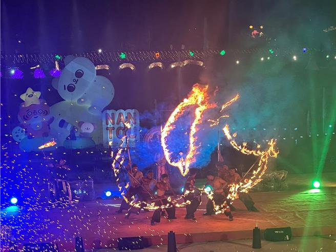 萬眾期待的2024南投燈會「融耀，宜居城市」3日晚間由南投縣長許淑華等人點燈開幕，隨後一行人繞行燈區並觀賞火舞表演，精彩演出讓現場民眾驚呼連連。（民眾提供／潘虹恩南投傳真）