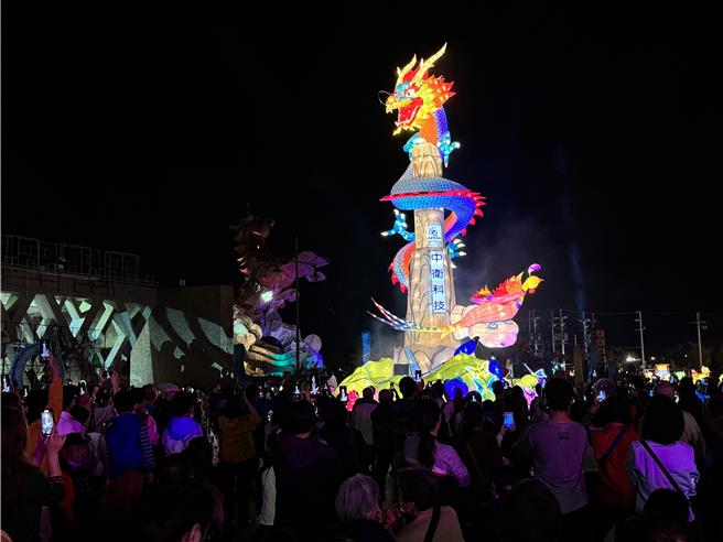 攜手超人氣插畫「LAIMO馬來貘」與「爽爽貓」打造的2024南投燈會「融耀，宜居城市」3日晚間熱鬧開幕，主燈「福氣龍來」燈會期間每日（除夕休園）18時起，每30分鐘展演1次。（潘虹恩攝）