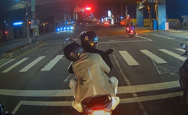 有對男女在等紅燈時，不明原因還沒變綠燈就往前衝，就被「百萬相機」拍下幸福合照（ 圖／ 翻攝自「WoWtchout-地圖型行車影像分享平台」）