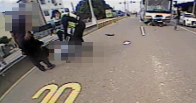 嘉義縣一名16歲少女無照騎機車外出打工，在路口與公車碰撞，當場傷重不治。（嘉義縣消防局提供∕呂妍庭嘉義傳真）