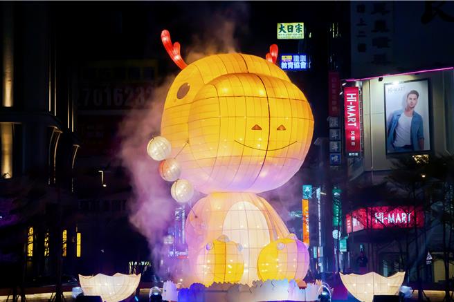 新竹市「2024龍STAY新竹過好年」燈會，3日晚間由市長高虹安點亮8米高的主燈「福氣龍好」後正式開跑。（新竹市政府提供／陳育賢新竹傳真）