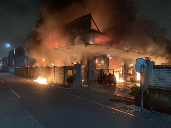 台中市清水区北横七路1处工厂3日晚间突然发生火警，火势惊人。（照片由台中市消防局提供）