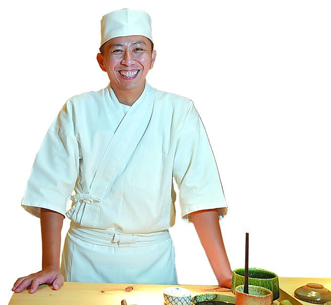 〈鮨荻〉主人兼料理长李聿荻16岁即入行，曾在〈高玉〉、〈新都里〉、〈灿鸟〉（ibuki前身）等名店歷练，也曾到美国波士顿日料餐厅掌厨。图／姚舜