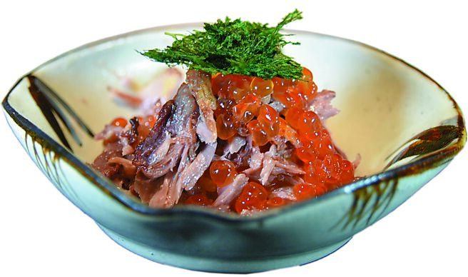 〈黑鲔胸鮨丼饭生津子〉是以黑鲔鱼胸鮨肉丝搭配生津子，并用了青森海苔提味。图／姚舜