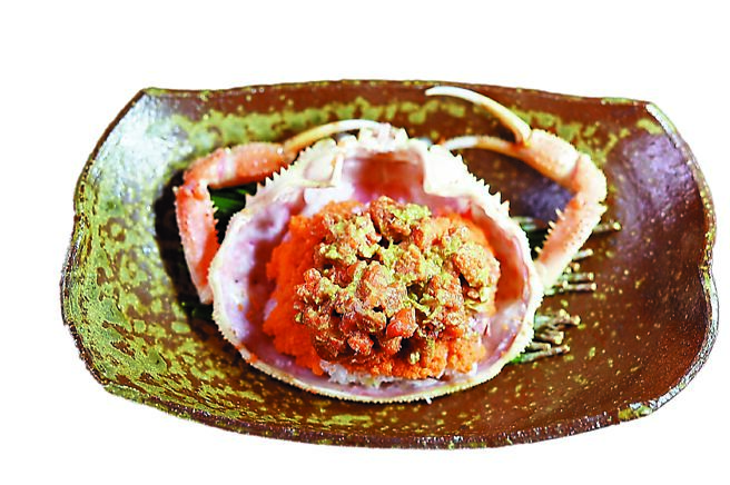 以蟹盖盛装的〈香箱蟹〉指的是母的松叶蟹，其体型娇小、蟹肉较少，但蟹味浓郁，赏味重点是鲜美的蟹籽和蟹膏。图／姚舜