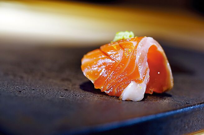 〈琵琶鳟〉是产自滋贺县的名贵鱼鲜，资深饕客认为品味这种肉质紧实鲜甜的鱼，以生鱼片最美味。图／姚舜