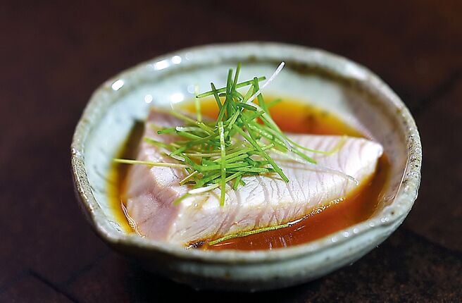 冬季的鰤鱼称为「寒鰤」，主厨将之用高汤轻涮后搭配水果醋提味呈现。图／姚舜