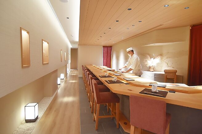 大隐于世的〈鮨荻〉有二间板前包厢，大的可接待12至14位客人。图／姚舜